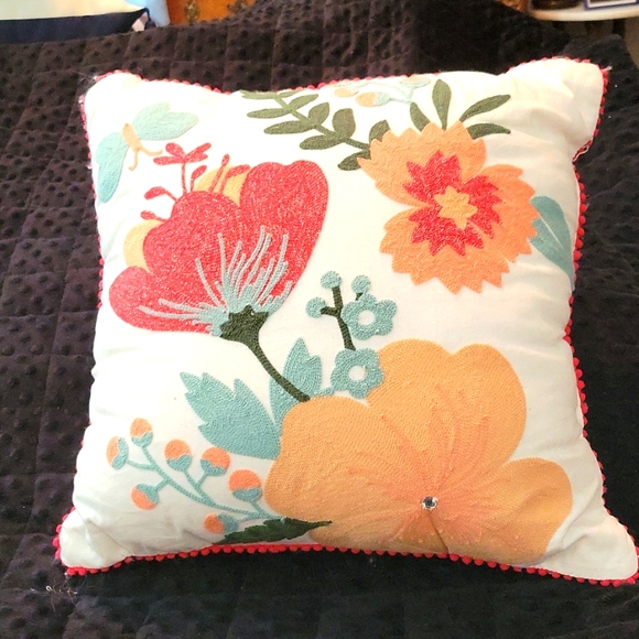 unbranded Other - 17x17 Crewel embroidered pretty preowned PILLOW